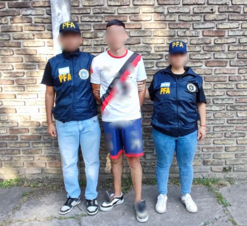 PREDICABA DE DÍA, ROBABA DE NOCHE

Es boliviano. Se hacía pasar por profeta, pero era ladrón y estaba prófugo por robo agravado. El <a href="/DFI_Arg/">Departamento Federal de Investigaciones (DFI)</a> lo detuvo en Lomas de Zamora.

Predicaba sermones. Hoy escucha sentencias.

El que las hace, las paga.