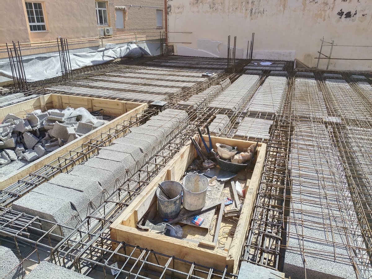 garcam2's tweet photo. Avanzando con #estructura  #proyecto de #vivienda #unifamiliar tras demolición de edificaciones antiguas.
Revisando forjados previo a hormigonado
#visitadeobra
GARCAM Taller de Arquitectura
direcciondeobra https://t.co/lhwQmGdsVF