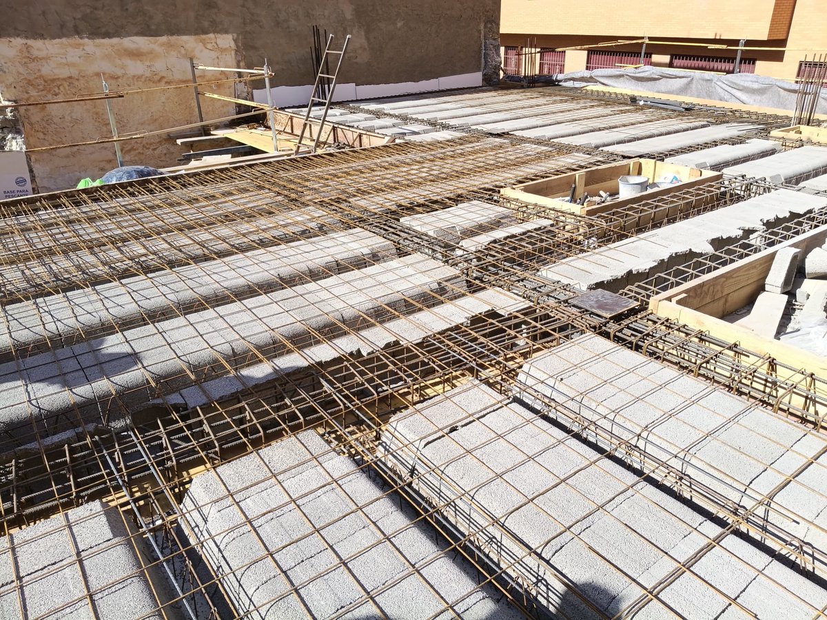 garcam2's tweet photo. Avanzando con #estructura  #proyecto de #vivienda #unifamiliar tras demolición de edificaciones antiguas.
Revisando forjados previo a hormigonado
#visitadeobra
GARCAM Taller de Arquitectura
direcciondeobra https://t.co/lhwQmGdsVF