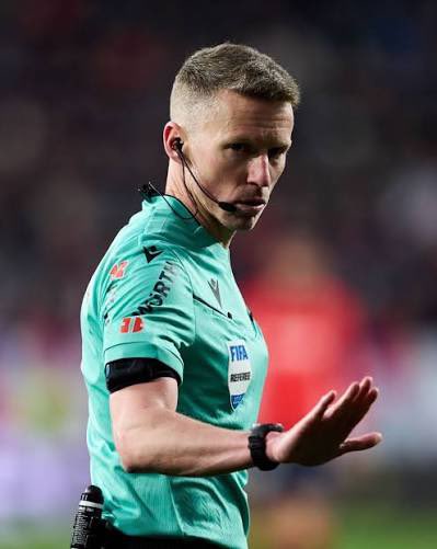 Manchester City-Galatasaray maçının hakemi Alejandro Hernandez maç içinde 14 kere Galatasaraylı oyunculara “faul yok, devam” hareketi yaptı.

Sallai - 4 kez
Osimhen - 3 kez
Davinson - 3 kez
Torreira - 2 kez
Barış Alper - 1 kez
Yunus Akgün - 1 kez