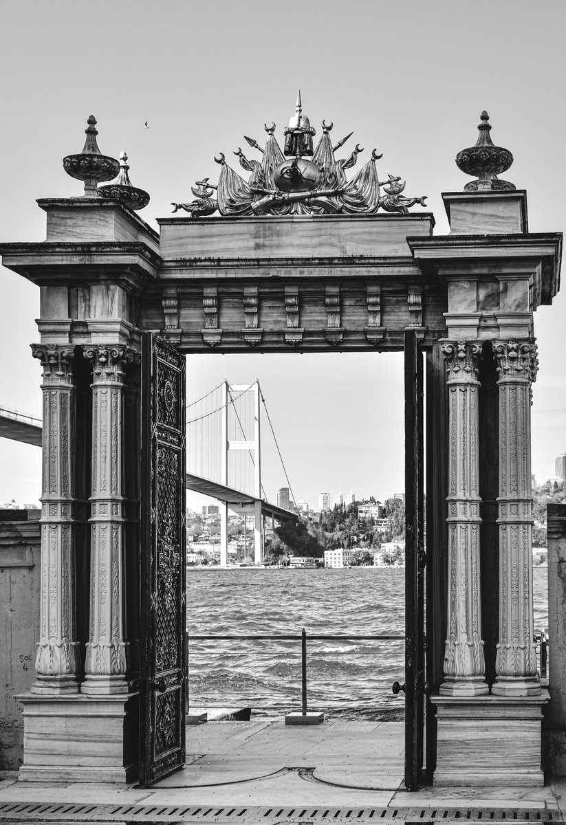 Ne içindeyim zamanın, 
Ne de büsbütün dışında..