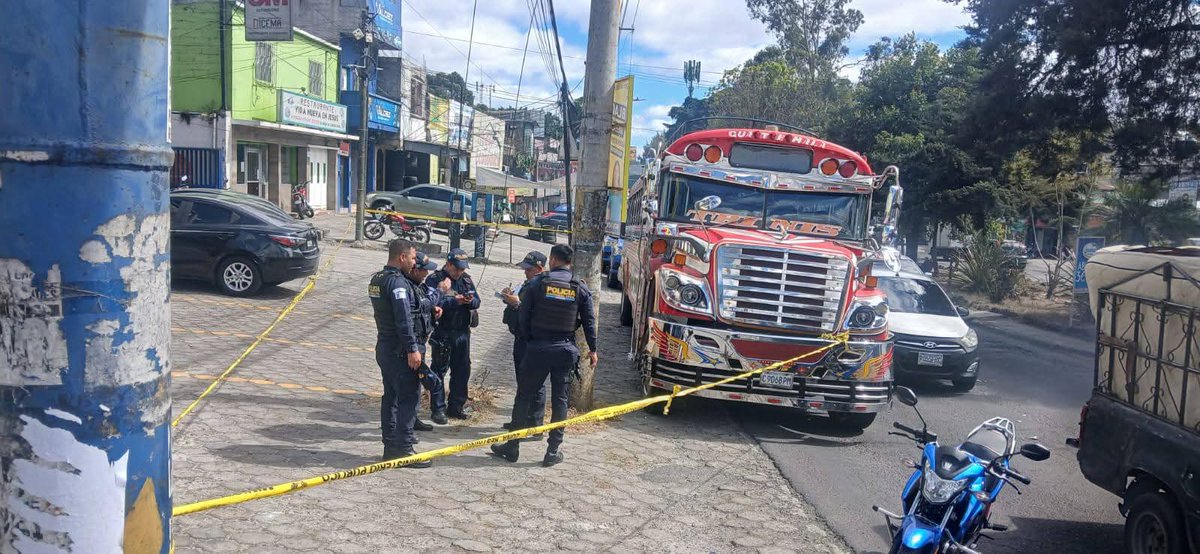 #Ataquearmado en Calzada San Juan frente a la Comisaría 16, reportan una persona fallecida, aparentemente uno de los asaltantes.