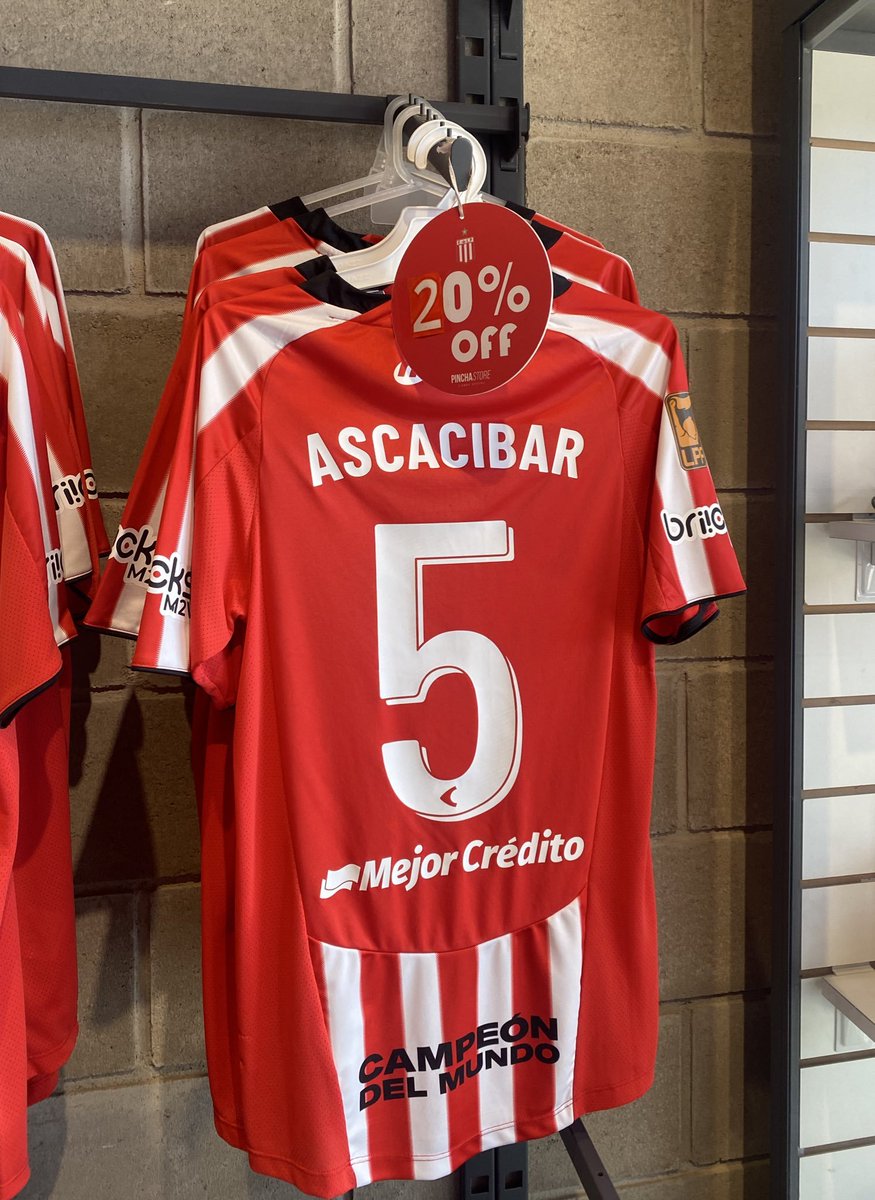 la12tuittera's tweet photo. 📉DE OFERTA: la camiseta de SANTIAGO ASCACÍBAR, al 20% de descuento en la tienda de Estudiantes de La Plata.

ℹ️ @juanmatucci https://t.co/UNaTGPtLq3
