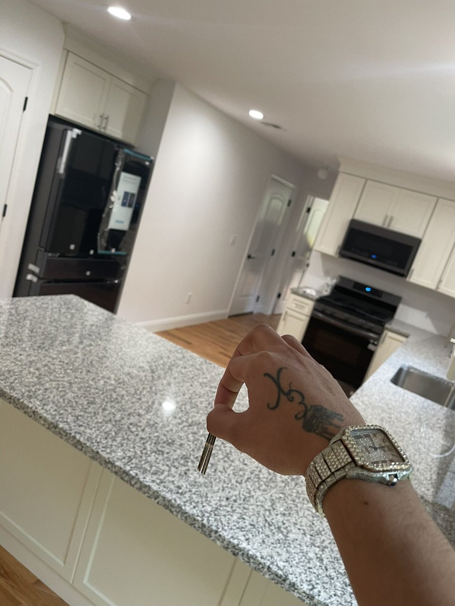 ExSZN's tweet photo. @dep0rtex @SilkysBurner i had a million dollar home BUILT in NY with 1.3 acres , look at how i watch TV , look at how my dogs run around enjoying life. Im a high school dropout, not a broke retard. i dont flex tho so i see why ya think im an idiot 🥱. https://t.co/HzVxs4ISCM