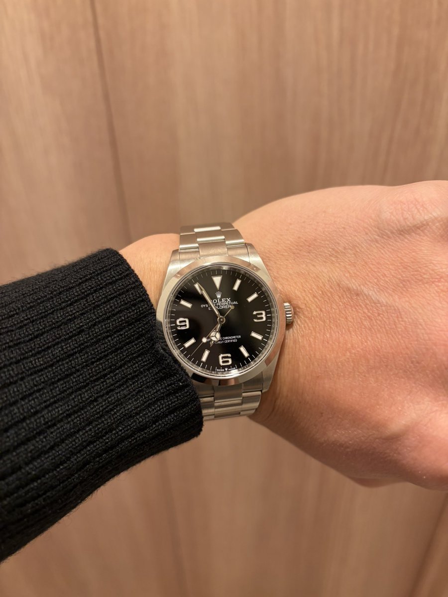 Kyosuke_Rolex's tweet photo. エクスプローラIの魅力⑤
サイズの違いも楽しめる
こちらのサイズは36mmでブレスも細く作られておりますが、40mmも現行品としては取り扱いがあり、迷われている方も多くいらっしゃると思います。私も迷い某レンタル時計会社からどちらもレンタルしてサイズ感を試しました。選択する楽しさもあります。 https://t.co/1UGZHJwWz7