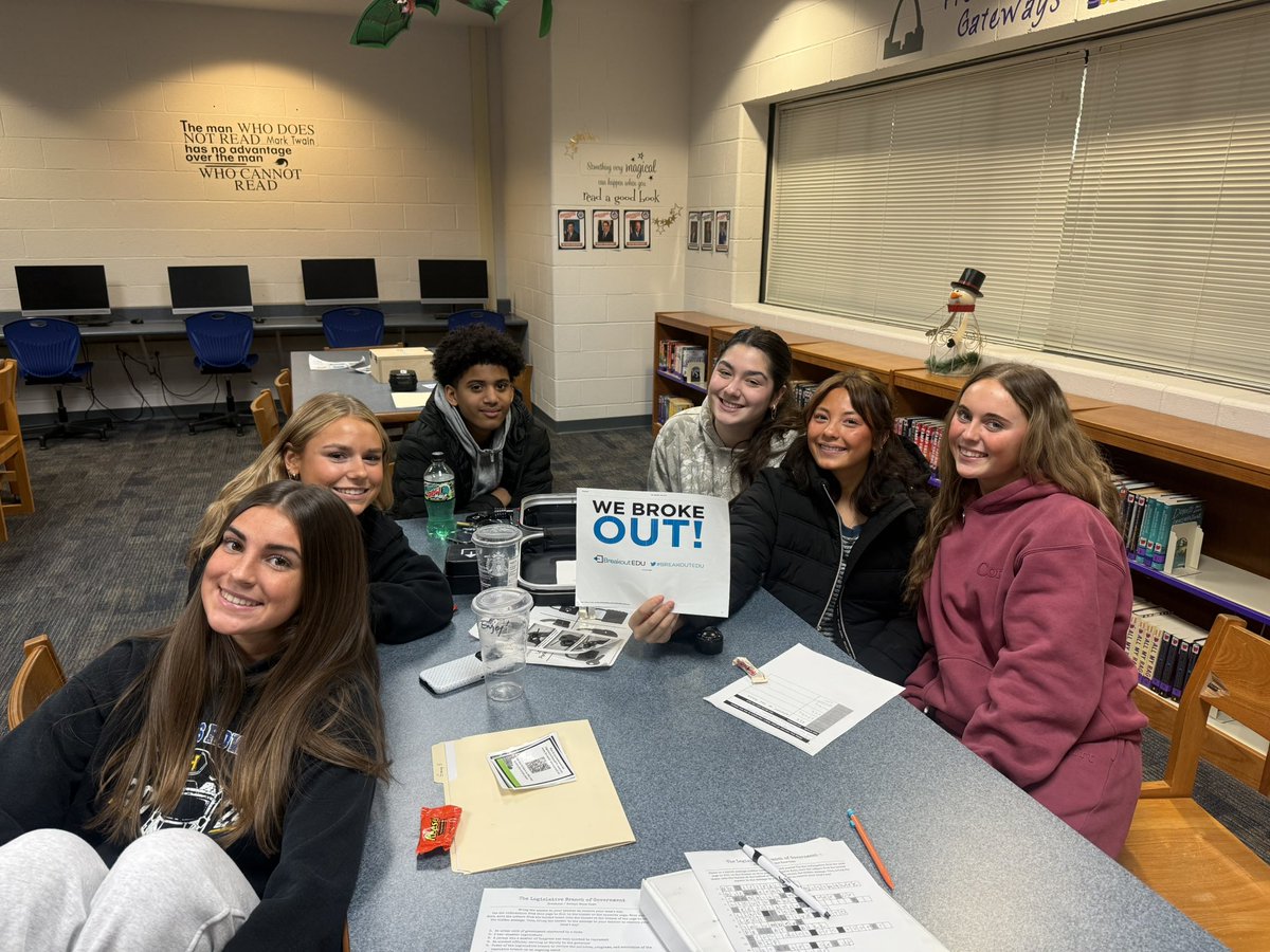 fhhsbange's tweet photo. Legislative branch break out box winners. 💙💛 https://t.co/Naom2H6bCR