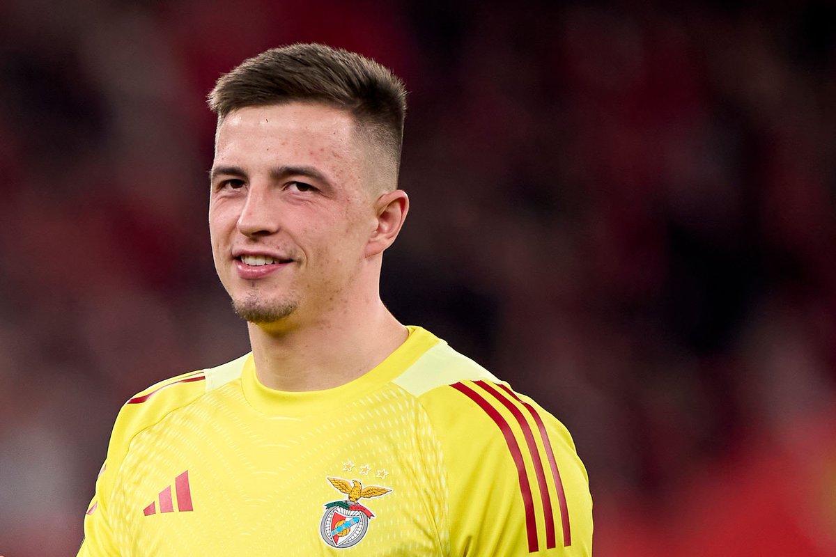 Bets_Locas's tweet photo. Es el hombre de la jornada. Siendo portero no se enteraba de que necesitan un gol para clasificarse. Sube en la última jugada y gol en el 98.

Don Anatoliy Trunin https://t.co/iBdMYf5npb