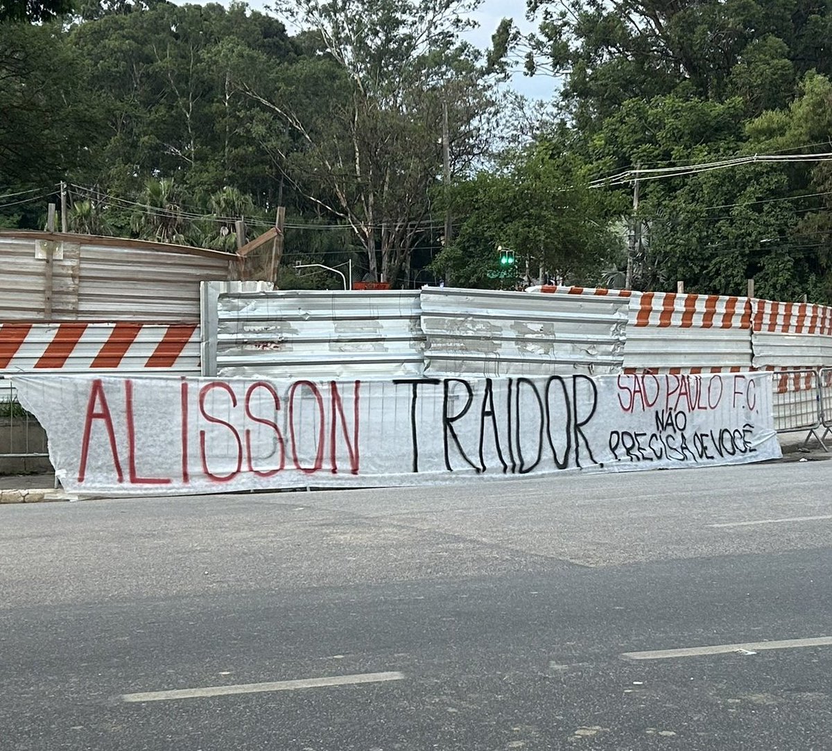 somosaopaulinos's tweet photo. Faixa na frente do MorumBIS antes do duelo contra o Flamengo:

“Alisson traidor. O São Paulo não precisa de você!”

📸 @ma_azevedo94 https://t.co/g2Tt5gzkWD