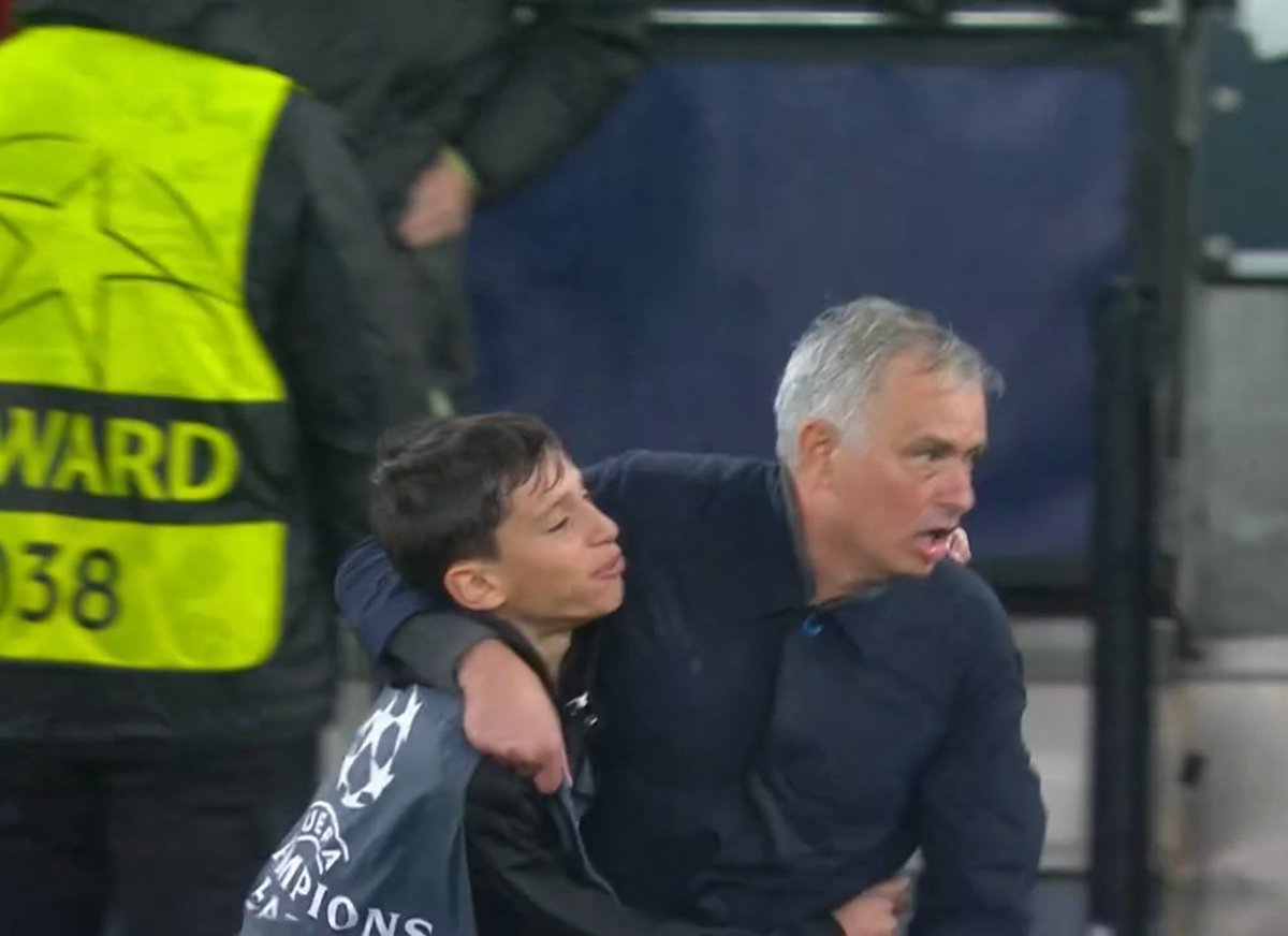 José Mourinho celebrating with the ball boy will go down in history.

WHAT A MOMENT.