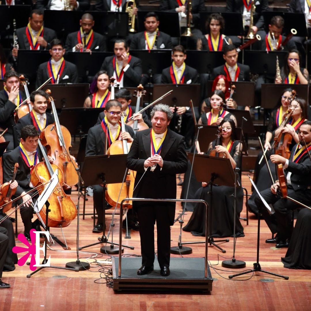 Estampas's tweet image. #Estampas | La Orquesta Sinfónica Simón Bolívar de Venezuela  ha marcado un hito histórico al obtener su primera nominación a los Premios Grammy 2026, en la categoría de Mejor Interpretación Orquestal: shre.ink/5pRJ #Cultura