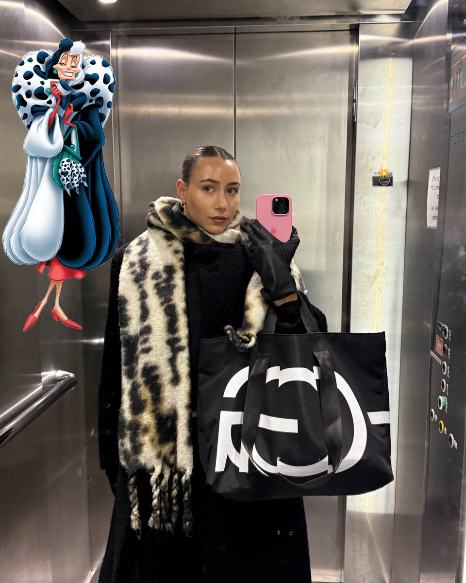 LukeyNewtsVibes's tweet photo. #LukeNewton' little "Cruella" leech #antoniaroumelioti🥬put this pic on stories. The sign is in english. So, they're back at UK or he sent her back alone? Well, she added other brands to her Shein closet...
#FakePeople #ShallowPeople #EmptyHeaded #HesDumb #ShesAFameSeeker https://t.co/eC9mLswk0V