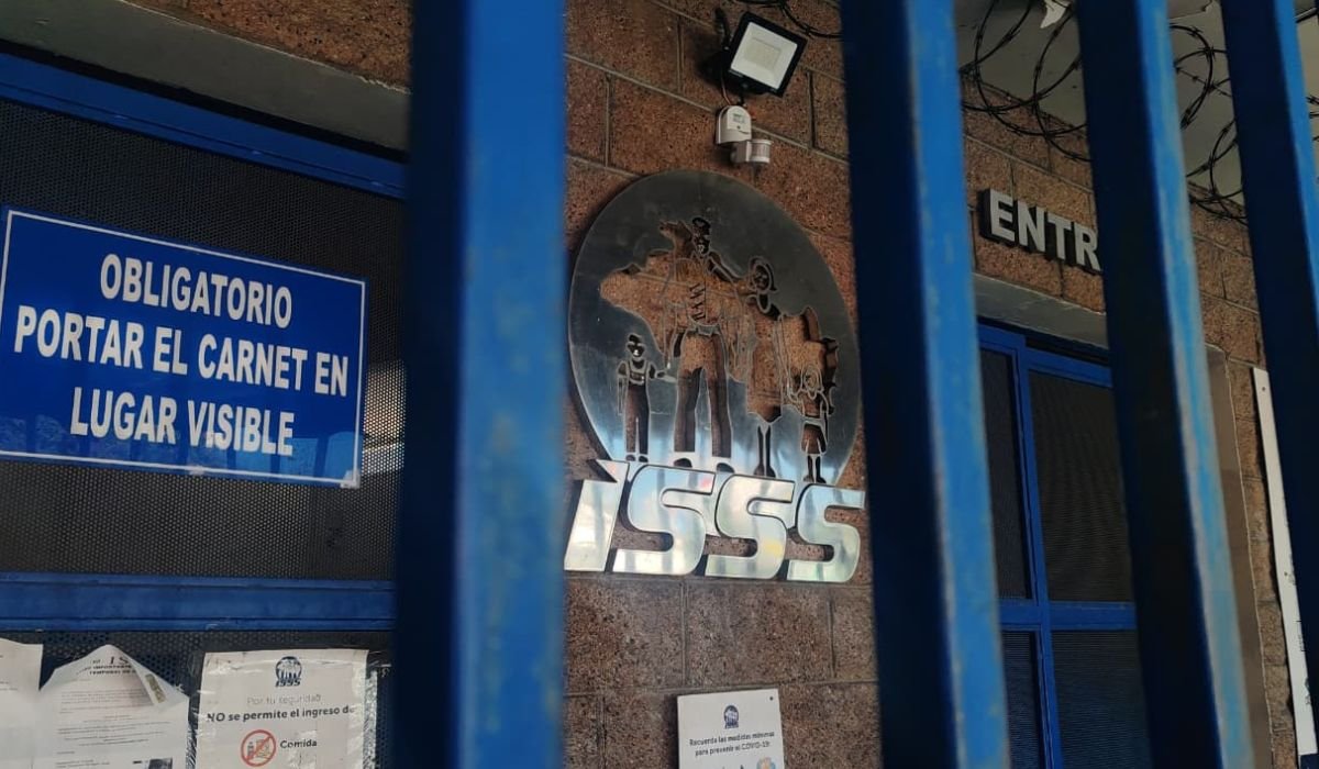 #Despidos| Más de 1,500 personas han sido despedidas del ISSS desde 2024. Extrabajadores denuncian ceses injustificados, incluso de personal técnico y con representación sindical, lo que —advierten— debilita la atención a pacientes y apunta a la privatización de la salud pública.