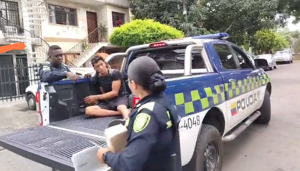 comgeser's tweet image. La Unidad de Seguridad de @EMCALIoficial ,la @PoliciaCali   Estación Municipal y la información de la comunidad B/ el Troncal de @AlcaldiaDeCali logran contrarrestar presunto hurto de infraestructura de Servicio Públicos .Denuncie a las líneas 602 3250000 ó a la  policía 123