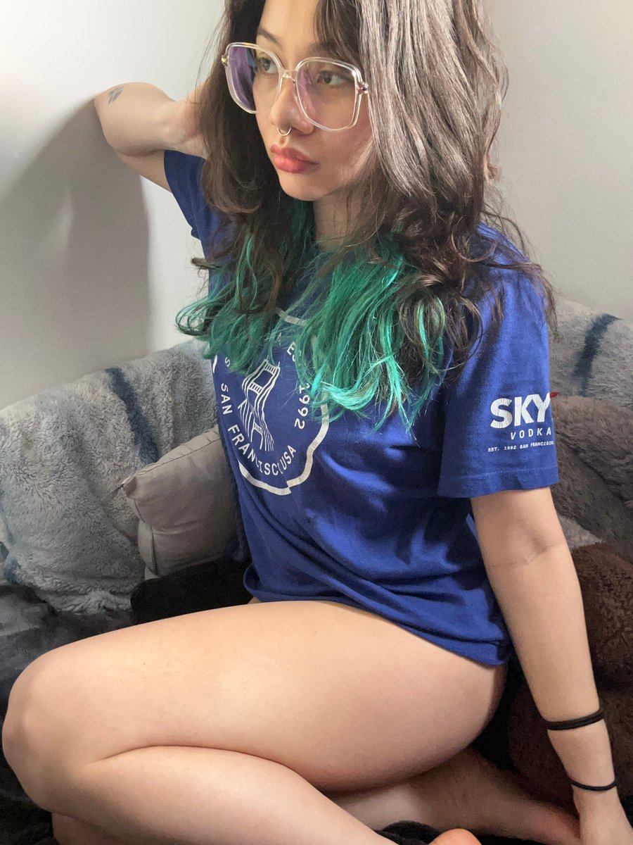 Sleeping with no pants on 😎 #nopants #underwear #latina #alt