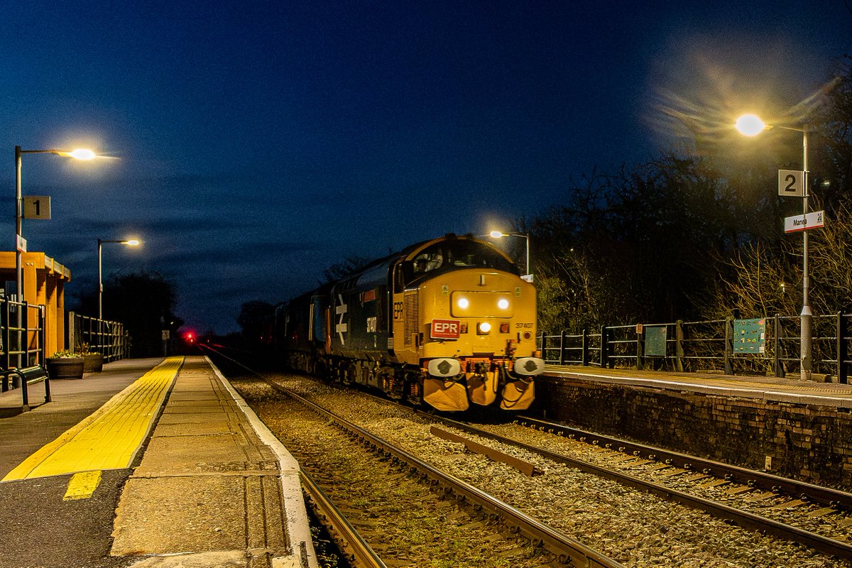 chriss_photos1's tweet image. EPR 37407 hauls former GWR Power Cars 43188/189 through Manea, as 0Z43 Laira to Ely Papworth SF on 20th January 2026
#class37 #ukrailways #manea #nightshot @GrowlerGroup
