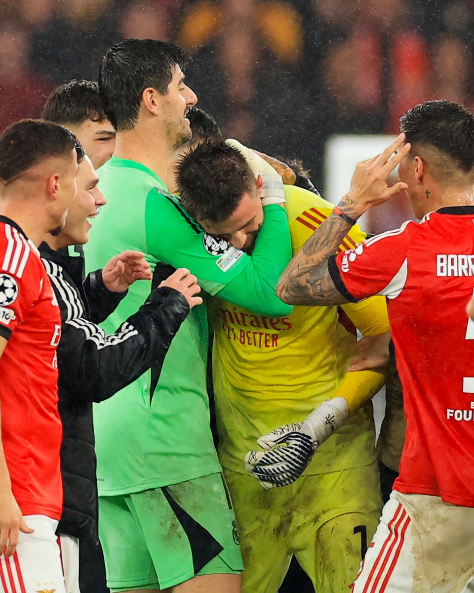 brfootball's tweet image. Thibaut Courtois had to give fellow goalkeeper Trubin props for scoring 👏