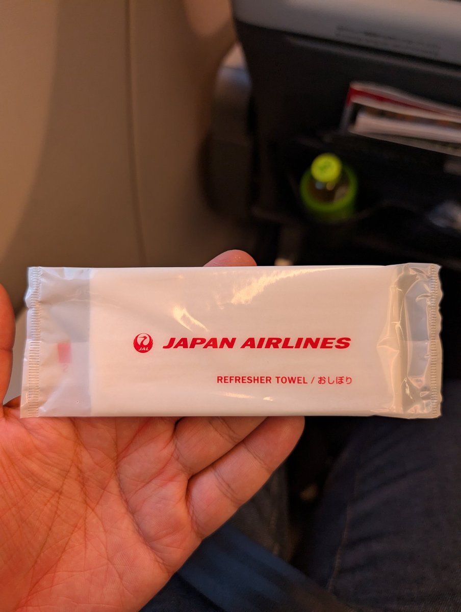 com_index's tweet image. JALに割とよく乗っているんだけども
初めておしぼりを貰った
これは一体。。。。