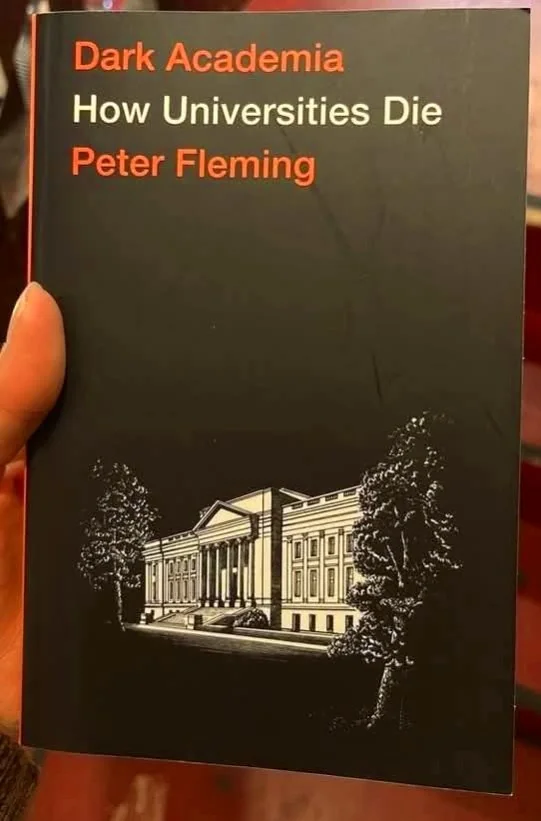 Peter Fleming escribió un interesante libro: "Dark Academia: How universities die" (Pluto Press, 2021), en donde hace un agudo análisis sobre como las universidades se han transformado en "instituciones zombi", que aunque siguen tradiciones y rituales académicos, están huecas por