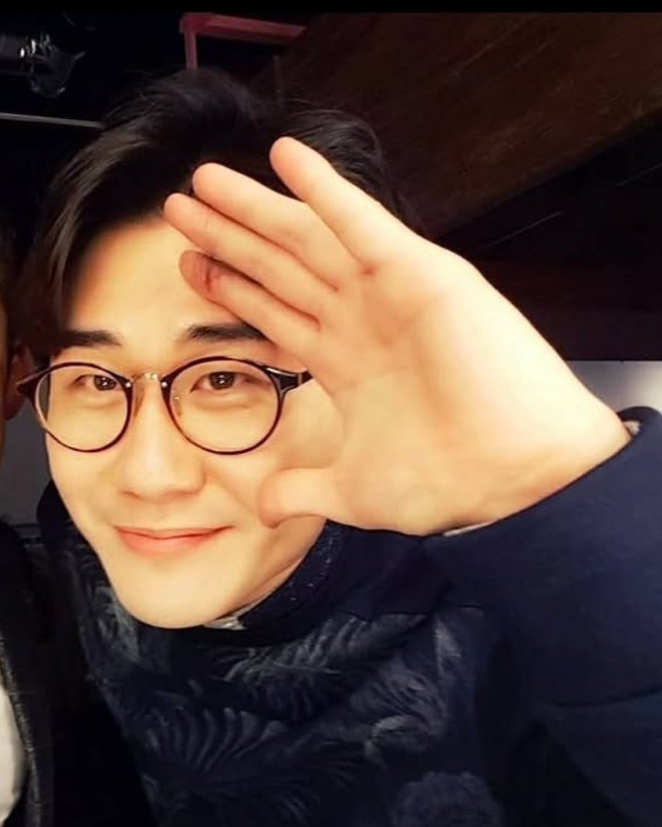 Daisytak_01's tweet photo. #Repost @ggul_roman
——
#로맨#과거사진#유출
10년전 사진 올리기
아직 유행 맞제.?😆
2015년 - 2016년
사진 밑에 날짜 있음ㅋㅋ
확실히 이때 사진보니깐
지금은 진짜 빼박 아저씨가 맞네..
#backto2015
#backto2016 https://t.co/UjbMscFhKb