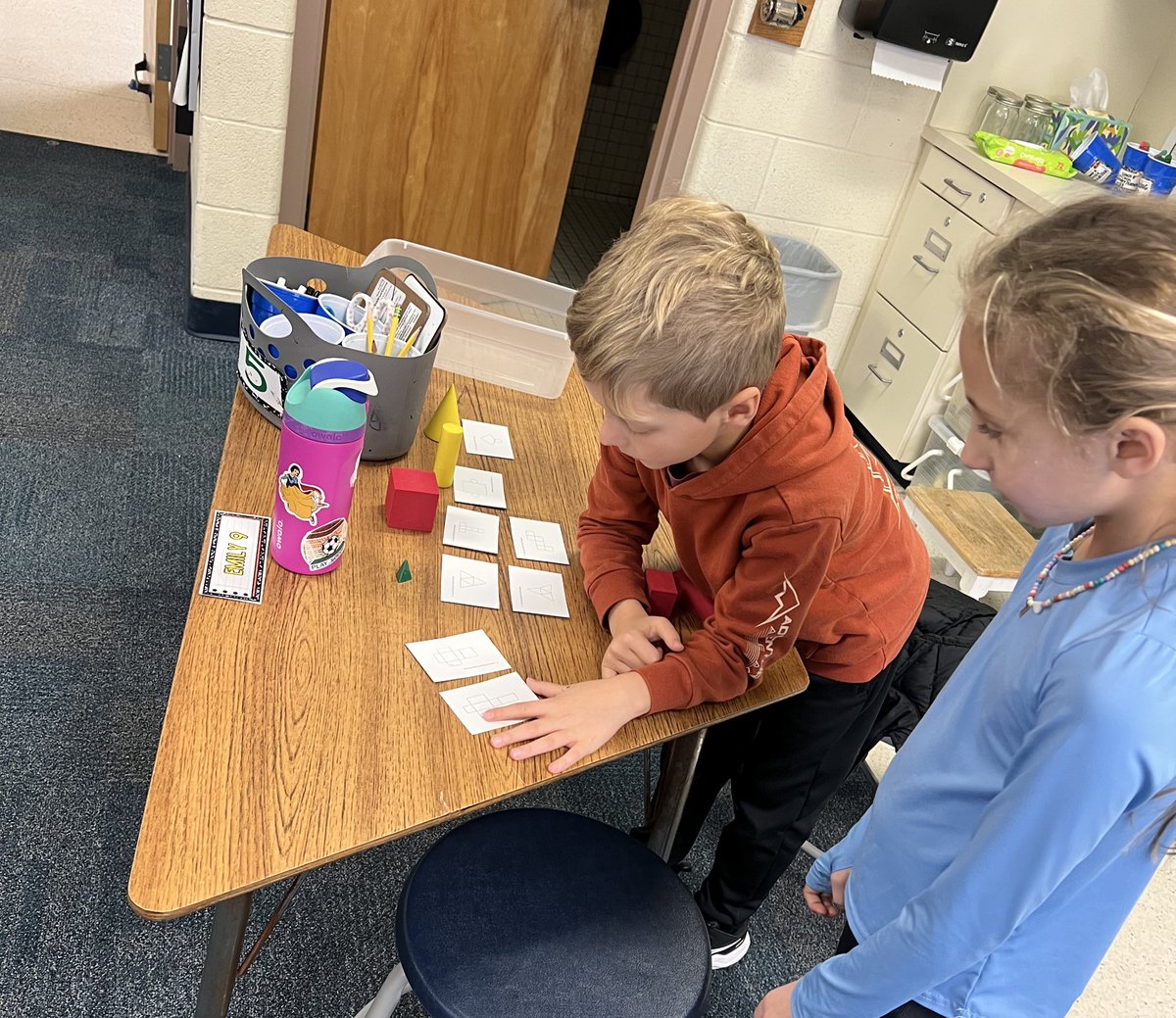 awlsmo's tweet photo. Fun collaboration while predicting and sorting shapes with friends! #POG #communicationandcollaboration https://t.co/aCdWvP47Td