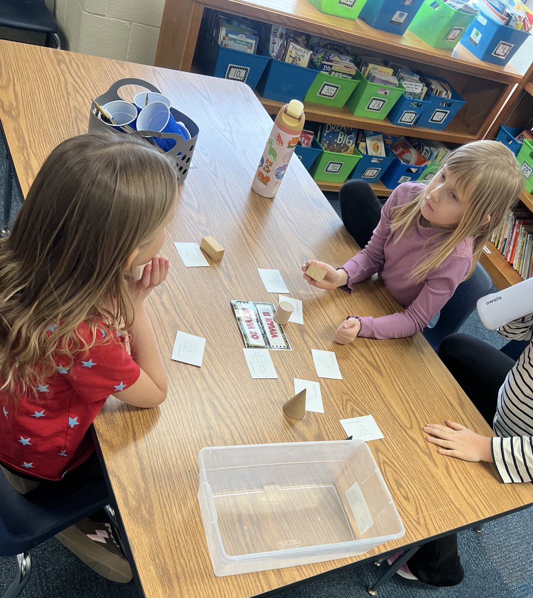 awlsmo's tweet photo. Fun collaboration while predicting and sorting shapes with friends! #POG #communicationandcollaboration https://t.co/aCdWvP47Td