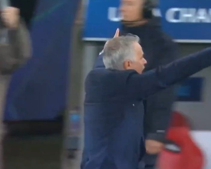 Mourinho deixa recado

"Unica coisa que gostava que desse era um bocadinho de respeito. Espero que não se estejam a suicidar ou a saltar das varandas. Tenham calma que o Benfica vai perder e eles vão poder matar-nos outra vez. A única coisa que gostava é um bocadinho de