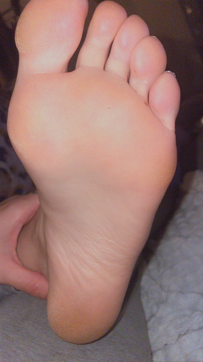 pieddemimi2k's tweet image. Si petit si mignon, je mérite tellement ton argent pour ces si mignon petite orteil que je mets au fond de ta gorge 🐶 #pied #soumis #moneyslave