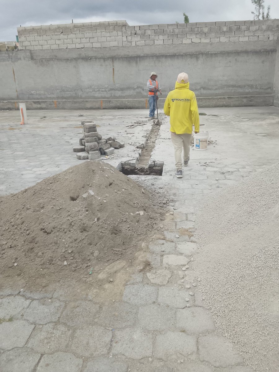 ashanfal's tweet photo. Y también al personal de la empresa que funciona ahí a los lados donde cada fin de semana se reúnian y hacían encuentros deportivos de voley y básquet, esto ubicado en Calderón, calle Duchicela N2E pasaje Olivo https://t.co/AZPFZPaE9o