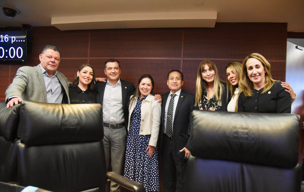 Politica_Tlax's tweet photo. SENADORES DEL PARTIDO VERDE PROPONEN ELEVAR LA RESPONSABILIDAD AMBIENTAL A RANGO CONSTITUCIONAL

El  daño ambiental costó 1.3 billones de pesos en 2023 (4.2% del PIB),  mientras la protección ambiental recibió solo 0.7% del gasto nacional. https://t.co/8sEVJucF9y