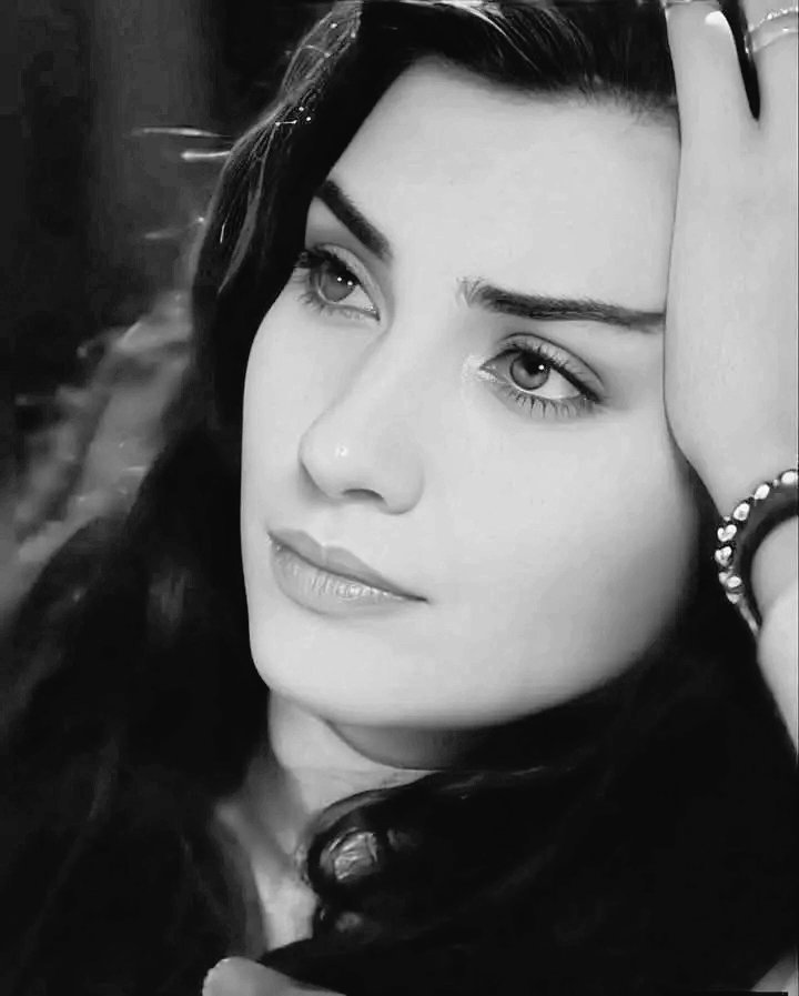 ٠٠ " كـأنما لا شـيء بي..... وبي ألف شـعـور لا يـقـال " ٠٠