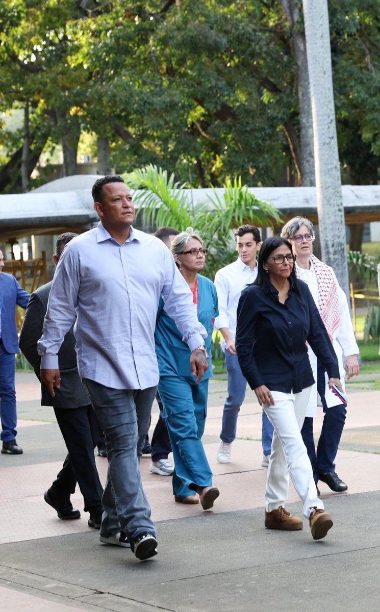 SonPolemicas's tweet photo. Miguel Cabrera no es Fascista, por eso no anda con "Maricorinos" ni con Escuálidos y prefiere estar con el Chavismo...Es la realidad. https://t.co/8QBOlRUn8C
