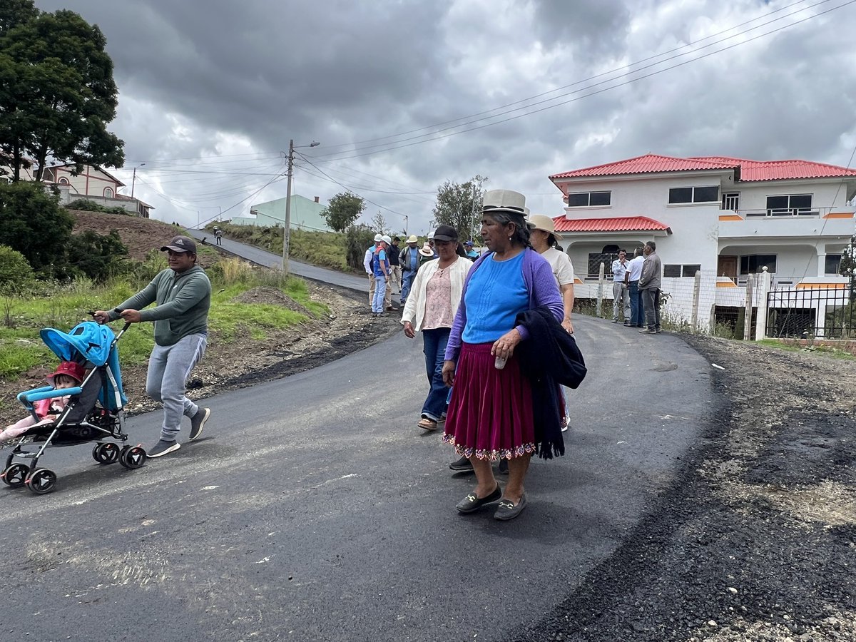 La transformación vial en #Cañar es una realidad. 🛣️

👏🏽Gracias a la confianza del prefecto @marceloJaramillo intervenimos en la parroquia #Cojitambo.

📌1.15km de carpeta asfáltica, con una inversión que supera los $143.000 para beneficiar a toda la comunidad.