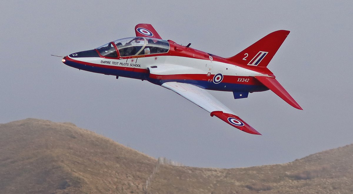 A real pinch oneself moment today in the Mach Loop with the appearance of G-HAWC a Hawk T1 ex of the Empire Test Pilots School and now in civilian hands on a flight from St Athan to Blackpool. it was originally stripped of its ETPS markings but they have now been restored, 😎