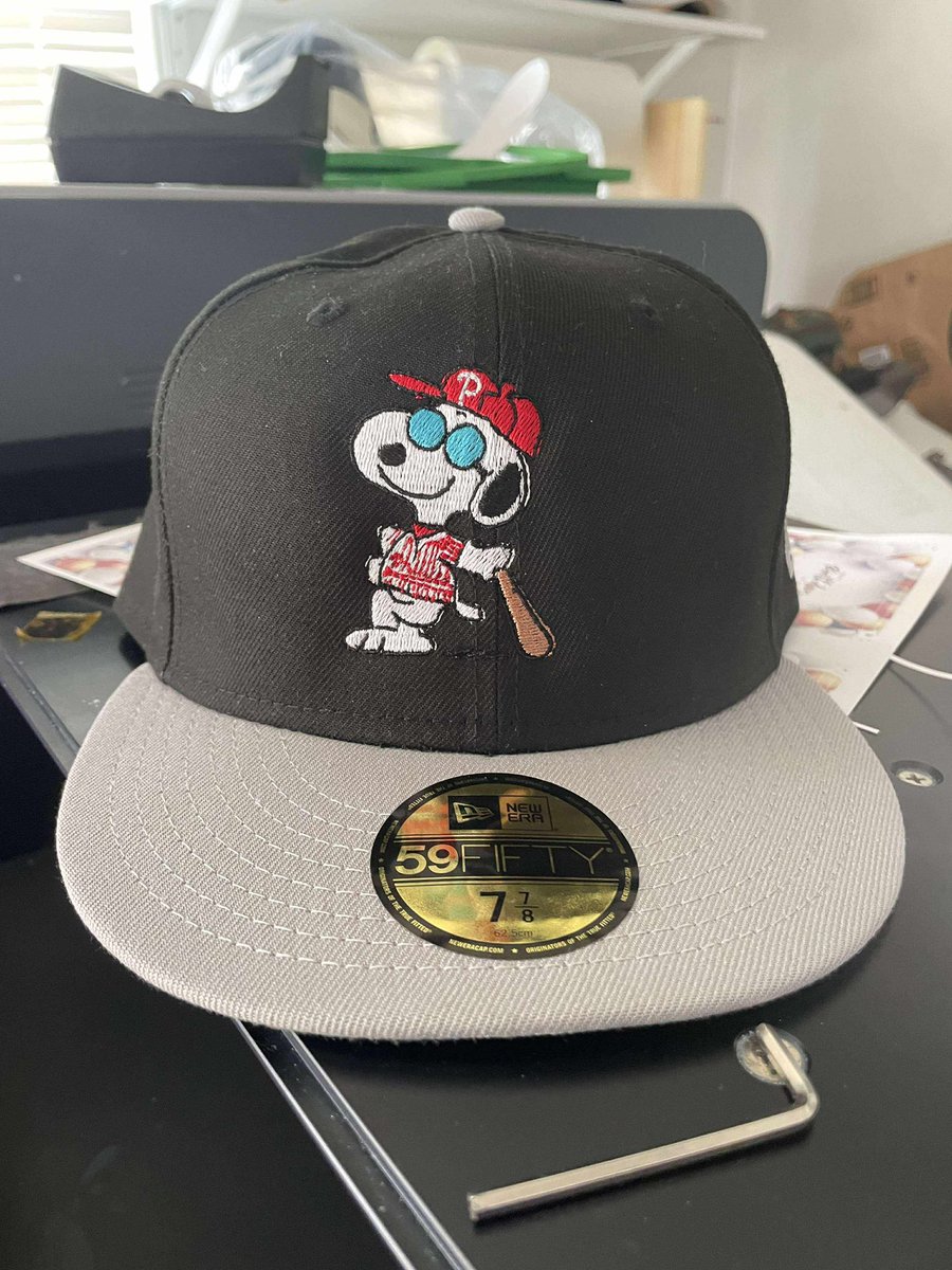 Ignore the hat size (it’s for my huge brain) BUT CHAT IT’S PHILLIES SNOOPY ‼️‼️‼️‼️‼️‼️‼️