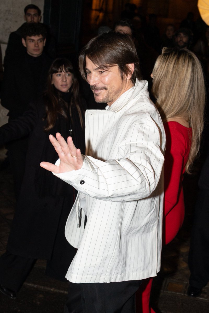 New pictures of Josh Hartnett at Paris Fashion Week, last Sunday (25).