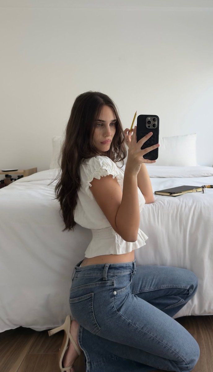 𝓒orrente de apresentação 
⠀
𝓐pelidos : Lili, Lizzie, Li
𝓘dade : 23
𝓜úsica favorita: Music to Watch Boys To — Lana Del Rey 
𝓢exualidade : Bissexual 
𝓒or favorita : Vermelho e Preto
𝓐ltura : 1,58
𝓟et : Faísca (gato) 
𝓜eta desse ano: ***