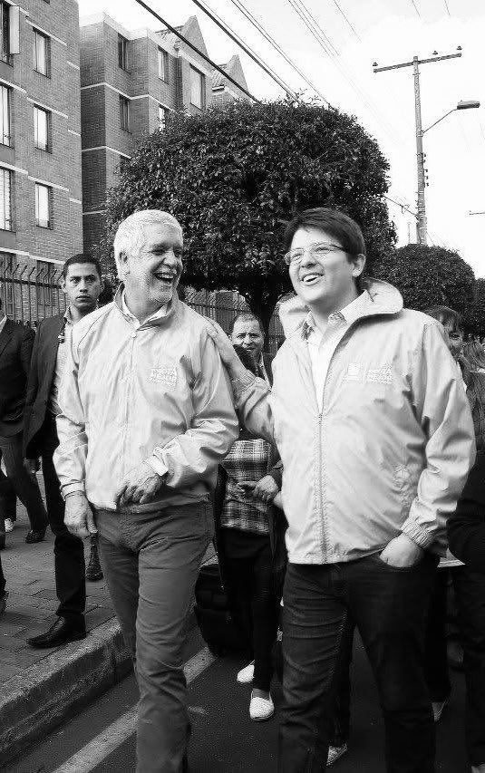 Hoy que habría sido el cumpleaños de Miguel, me duele inmensamente su ausencia. 
¡Qué pérdida para Colombia y especialmente para las generaciones jóvenes! 
Toda mi solidaridad y cariño a María Claudia y a sus hijas e hijo, a Miguel su padre y a Delia.