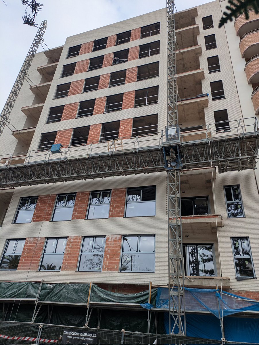 Nuevo proyecto en #Castellon . Edificio de 8 plantas cerrado con carpintería #Eficiente de PVC bicolor... herraje de <a href="/procomsaoficial/">Procomsa</a> , vidrios #Acústico  #Termico de <a href="/Guardiansun/">이선호</a> y <a href="/Soudal/">seo myeong jung</a> en su perímetro. Maravilloso!!!👌
🪟🌞🪟