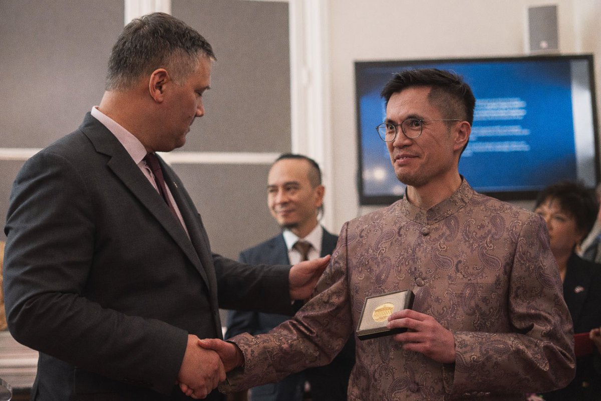 sunlaytan's tweet photo. Une reconnaissance collective pour un engagement partagé 🙏
@FragmentisVitae Asia et moi avons eu l’honneur de recevoir la médaille de l’Assemblée nationale. Elle récompense un travail de #mémoire collectif. Merci aux soutiens, bénévoles et partenaires. Nous continuons.#Cambodge https://t.co/HI6zgyqaq7