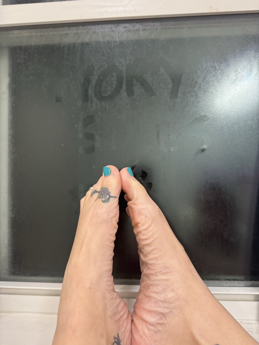 IvorySteps1's tweet image. Steamy bathroom window view! You wish these toes could write your name don’t you? #foot #feetworshi̇p #feetfetısh