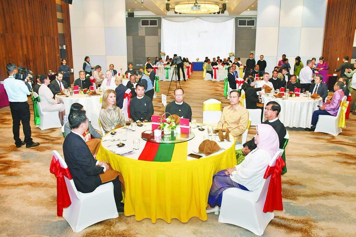 ミャンマー軍政は25日、第三段階連邦議会選挙の国際選挙視察団に対し晩餐会を実施
選管委員長やヤンゴン管区首相らが出席。

選挙視察には、ベラルーシ、カンボジア、ネパール、インドネシア、ベトナム、ニカラグア、インド、アジア政党国際会議の選管及び代表団が参加した