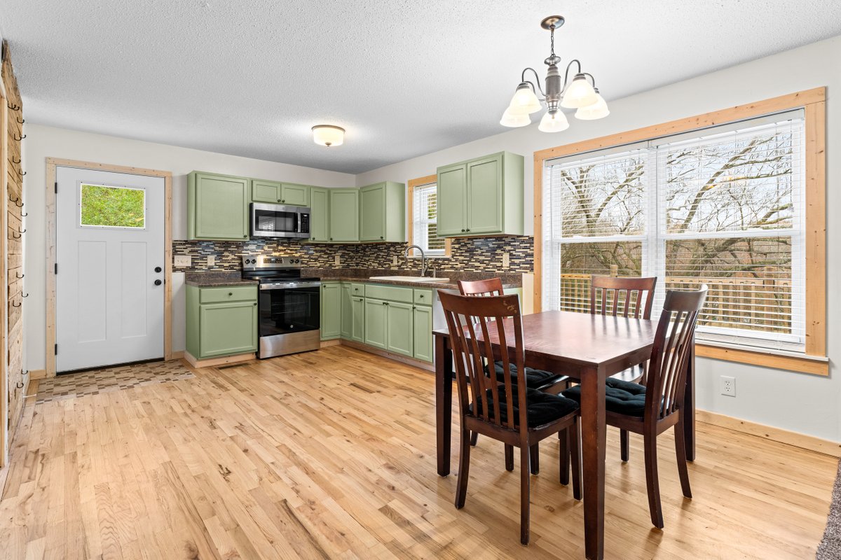 RyanColemanCEO's tweet image. 🏡 𝐅𝐞𝐚𝐭𝐮𝐫𝐞𝐝 𝐋𝐢𝐬𝐭𝐢𝐧𝐠!
📍𝟏𝟏𝟔 𝐓𝐡𝐨𝐦𝐚𝐬 𝐋𝐧, 𝐊𝐢𝐧𝐠𝐬𝐭𝐨𝐧, 𝐓𝐍 𝟑𝟕𝟕𝟔𝟑
🛏  𝟑 𝐁𝐞𝐝 | 🛁 𝟏.𝟓 𝐁𝐚𝐭𝐡
💰 $𝟑𝟒𝟎,𝟎𝟎𝟎

📸 ryancoleman.org/116-thomas-lan…
📲 Call 865-693-SOLD

#KingstonTNRealEstate #CountryLiving #LakeAccess #NoHOA #HometownRealty