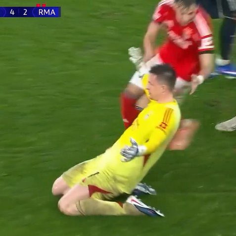 IBandit23's tweet image. THE BENFICA GOALKEEPER JUST SCORED TO SEND BENFICA INTO THE PLAYOFFFS DAMN 

THIS IS FOOTBALLL