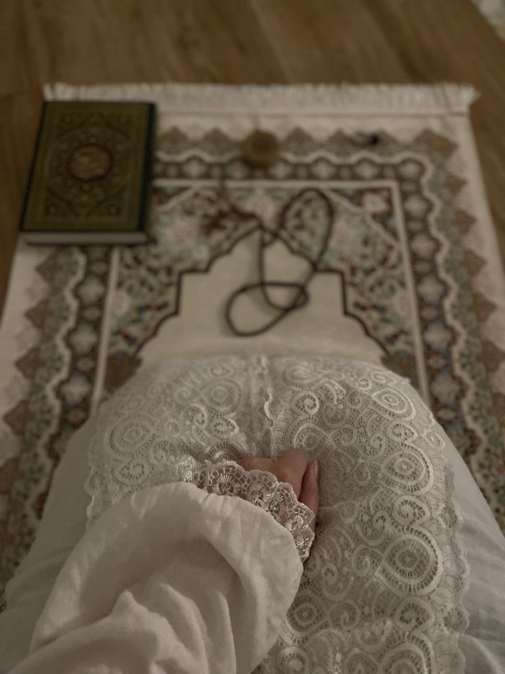 صلاة الوتر ليست صلاة عادية،
هي ختام يومك مع الله،
لحظة صدق، وبوح، وتسليم كامل.
فيها تُرفع الدعوات بلا حواجز،
ويُجبر القلب بلطفٍ لا يشبهه شيء.
من أوتر، وكأنّه قال: يا رب هذا قلبي بين يديك🤍

#صلاه_الوتر