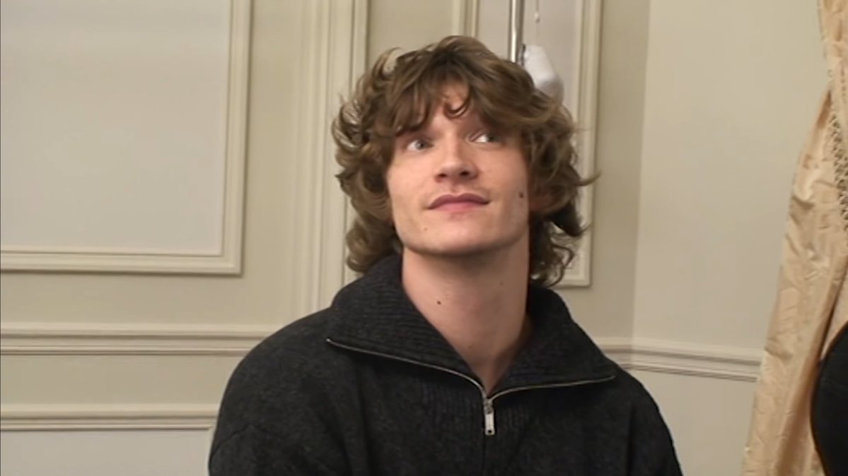 bfshane's tweet image. gonna hire an etsy witch to make sure he never chops his hair