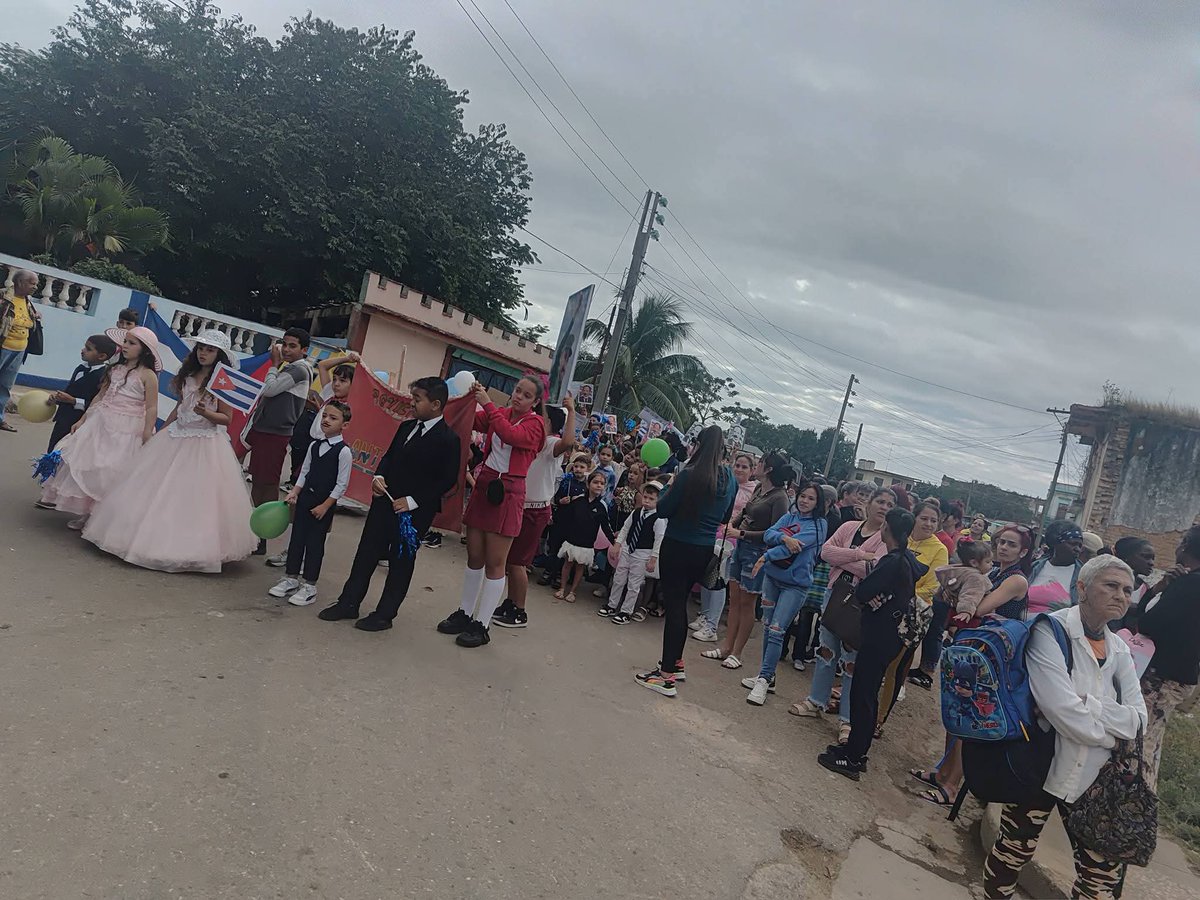 💯🇨🇺 Un colorido desfile martiano protagonizaron los pioneros del municipio de Jovellanos en homenaje al más universal de los cubanos.
#MartiVive 
#UnPuebloEnRevolucion 
<a href="/JovenClubMtz/">Joven Club Matanzas</a> <a href="/mariofsabines/">Mario Sabines Lorenzo</a> <a href="/CaridadPoey/">Marieta Poey Caridad</a>