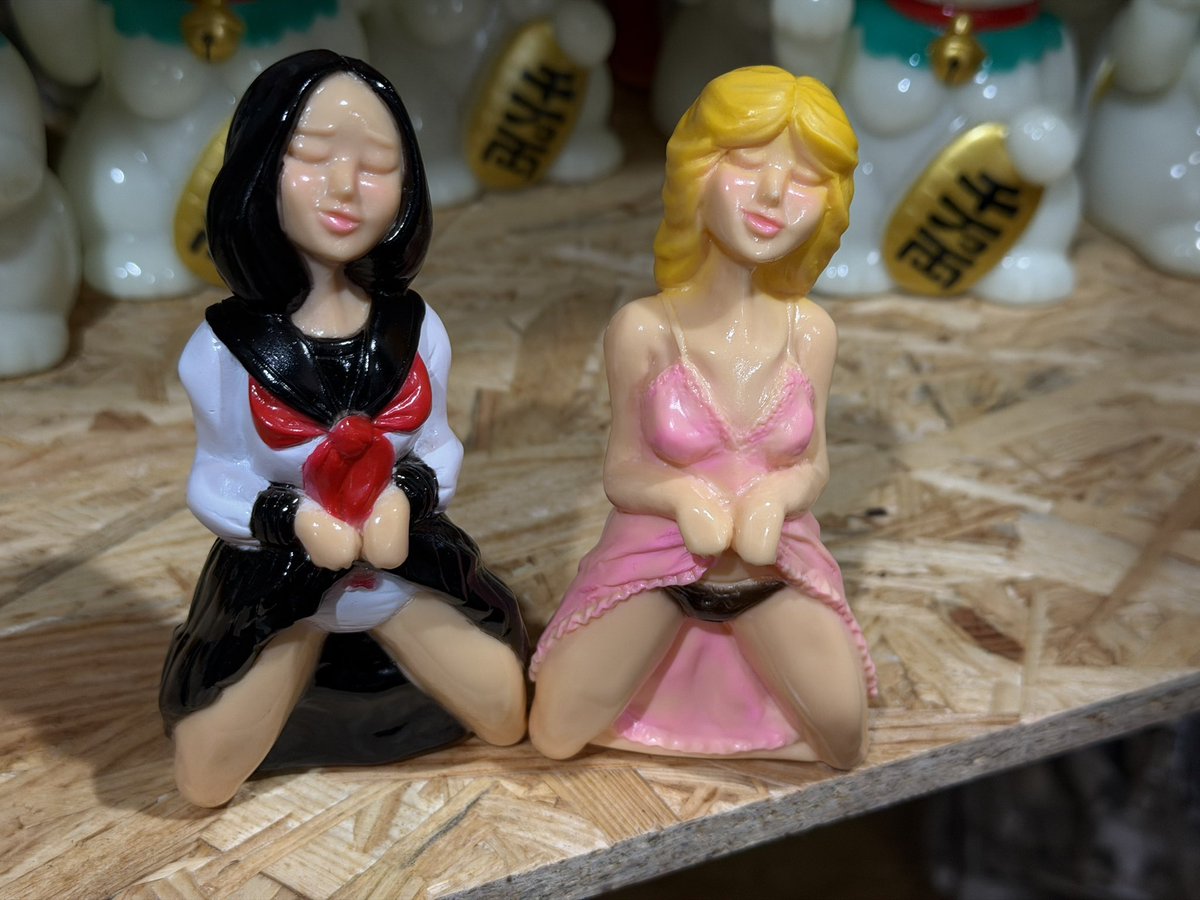 レッドシャークの別名義の『ピンクトイズ』では「官能ソフビ」「春画