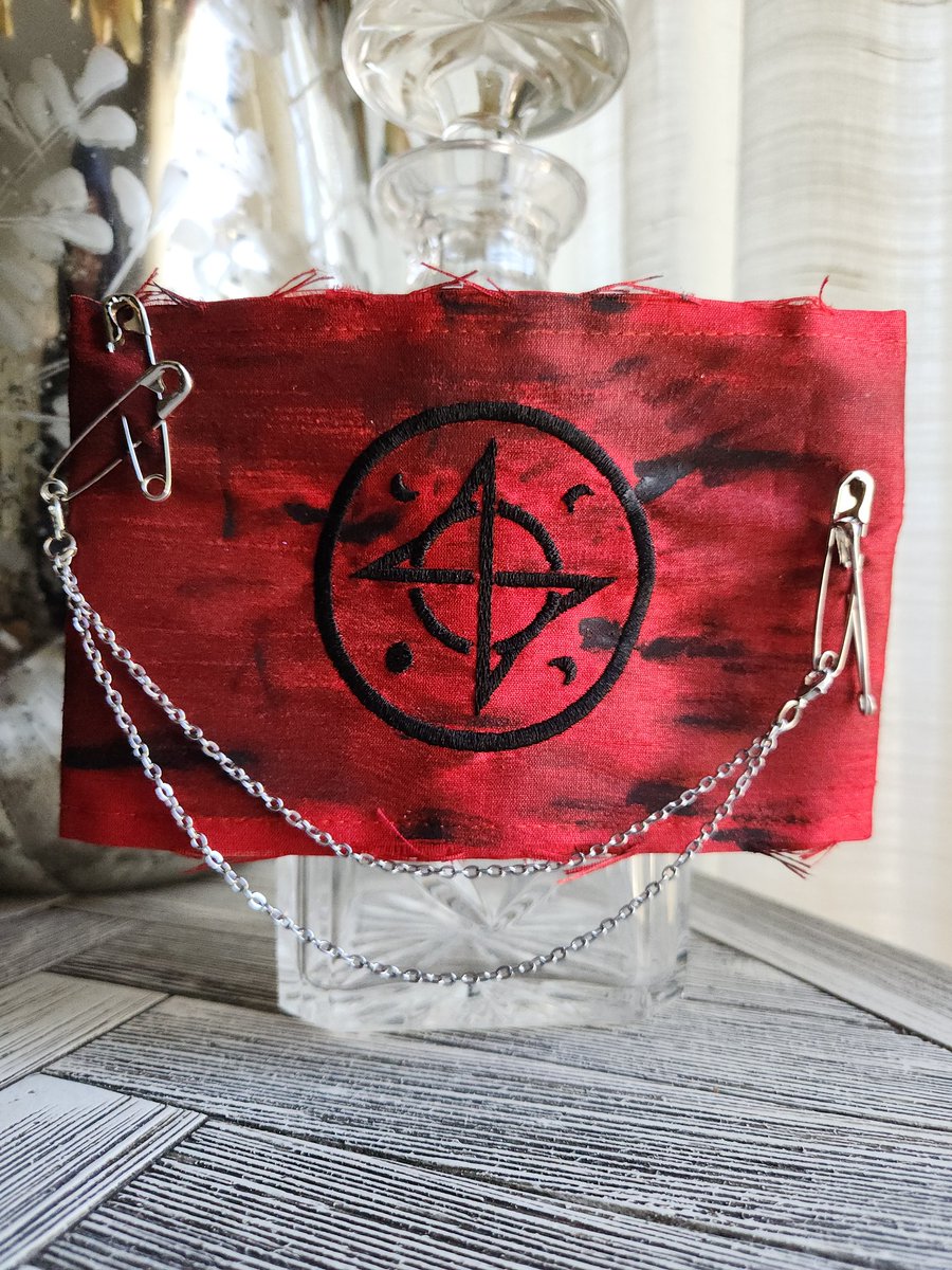 madeforyoubyM's tweet photo. oh hey we have a new version of the captain's armband available 👁👁

→ https://t.co/BUdJBylJw4 
#ATEEZ #hongjoong @ATEEZofficial https://t.co/OGOrSXVbnx