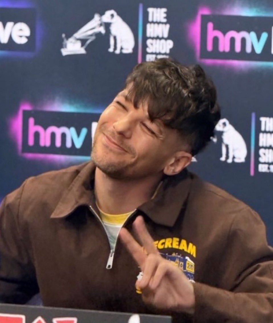 louistaricon's tweet image. you guys don’t get how rarely he does the peace sign like this ✌️ and not the other way around 😭