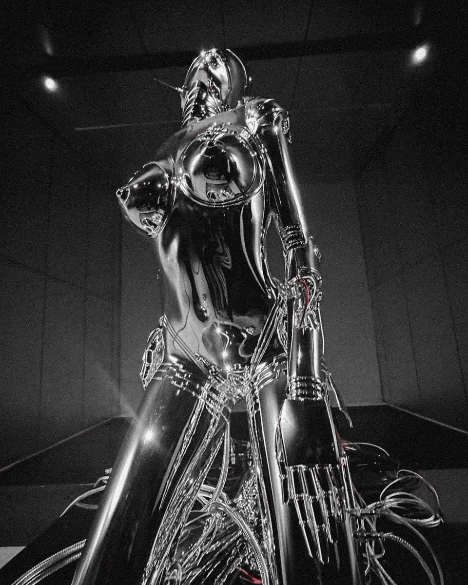 the weeknd with the sorayama statue. ★